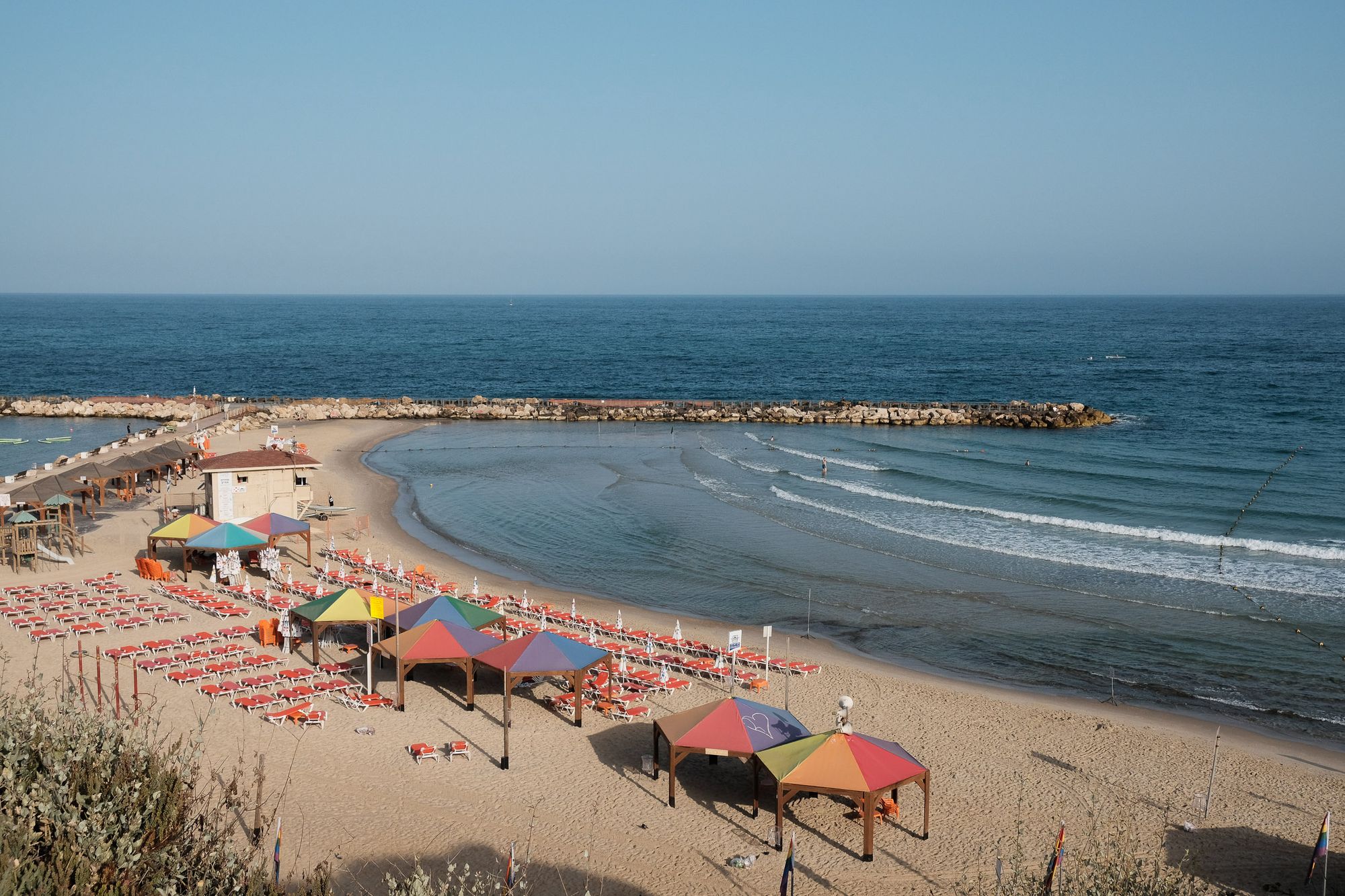 There are many cozy sand beaches.